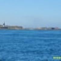 Kruipend door de Race of Alderney