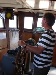 Douwe aan het roer, Uisge Beatha, Zeilen, Watersport Douwe aan het roer, Uisge Beatha, Zeilen, Watersport