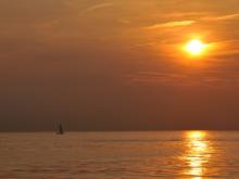 Bootje tegen de ondergaande zon, Uisge Beatha, Zeilen, Watersport Bootje tegen de ondergaande zon, Uisge Beatha, Zeilen, Watersport