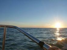 Zonsopkomst over zee, Uisge Beatha, Zeilen, Watersport Zonsopkomst over zee, Uisge Beatha, Zeilen, Watersport